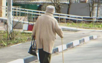 An old lady walking down the street | Source: Shutterstock