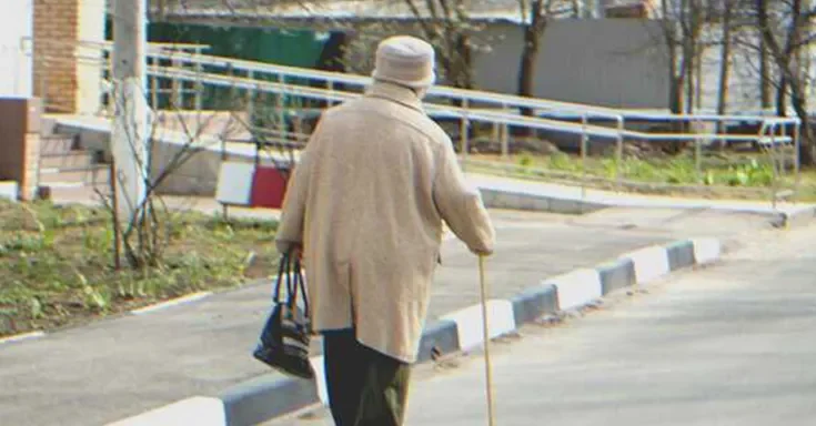 An old lady walking down the street | Source: Shutterstock