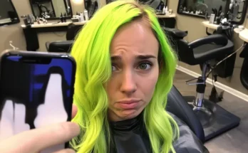 A woman at a salon with bright green hair | Source: Amomama