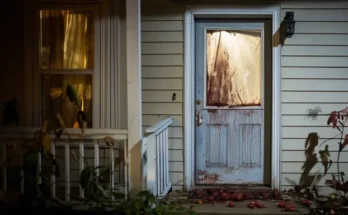 A door with streaks of tomato pulp | Source: AmoMama