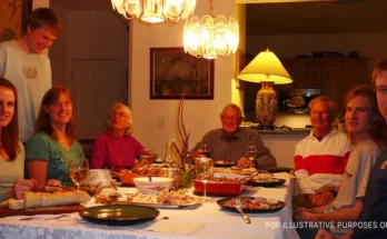 Family dinner | Source: Flickr.com/peterlong/CC BY 2.0