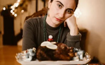 A bored woman sitting at a table | Source: Pexels