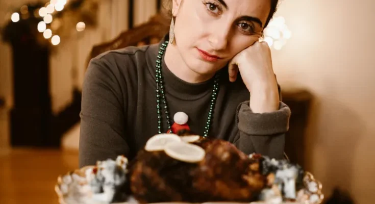 A bored woman sitting at a table | Source: Pexels