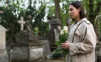 A grieving woman in a cemetery | Source: Freepik