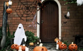 Halloween decorations outside a front door | Source: Freepik