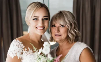 A smiling bride with her mother | Source: Shutterstock