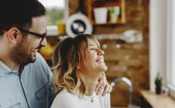 A couple laughing together | Source: Freepik