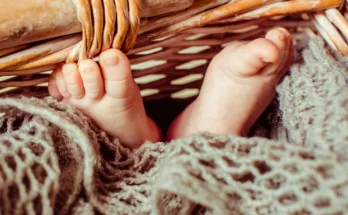 Feet of a baby lying in a basket | Source: Shutterstock