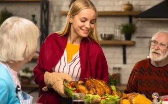 A woman serving an elderly couple for Thanksgiving | Source: Shutterstock