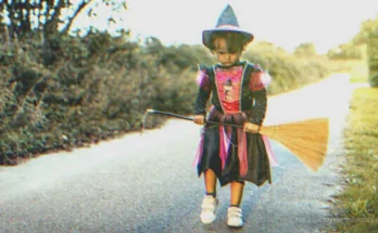 Little girl in a witch Halloween costume. | Source: Getty Images