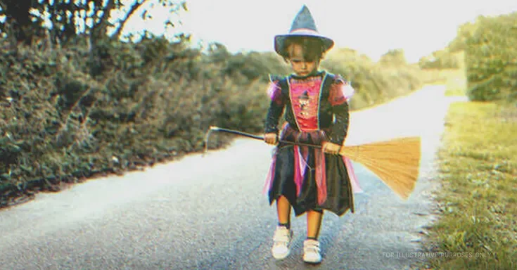 Little girl in a witch Halloween costume. | Source: Getty Images