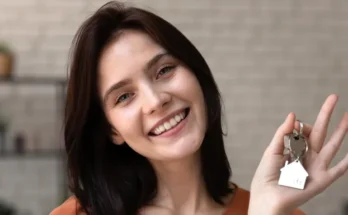 A young woman holding house keys | Source: Shutterstock