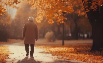 An old man in a park in autumn | Source: Midjourney