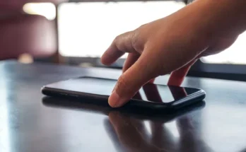 A person picking up a phone | Source: Shutterstock