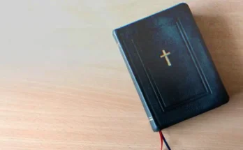 A bible set on a table | Source: Shutterstock