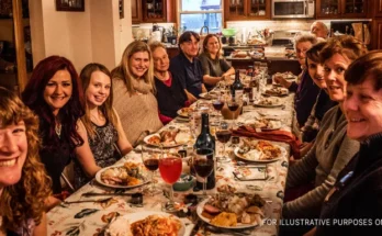 Family members gathered for Thanksgiving dinner | Source: flickr.com/s_mestdagh/CC BY-SA 2.0