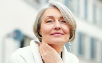 A stylish mature woman | Source: Shutterstock