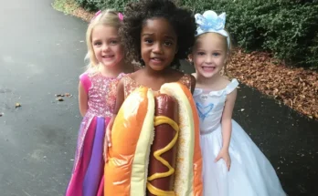 Three girls dressed in costumes | Source: Amomama