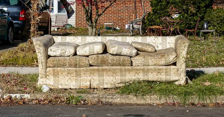 Old couch | Source: Shutterstock