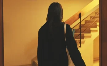 A woman walking into her house | Source: Getty Images