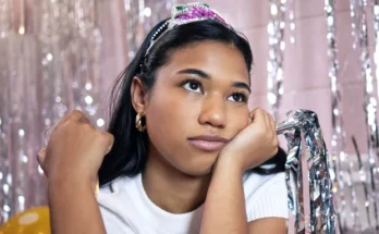 A girl at a party, bored | Source: Shutterstock