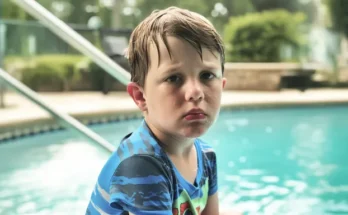 A sad boy by the pool | Source: Amomama