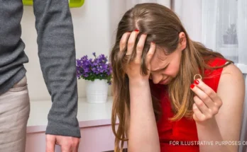 An upset woman holding a ring | Source: Shutterstock