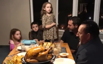 A family having Thanksgiving dinner | Source: Amomama