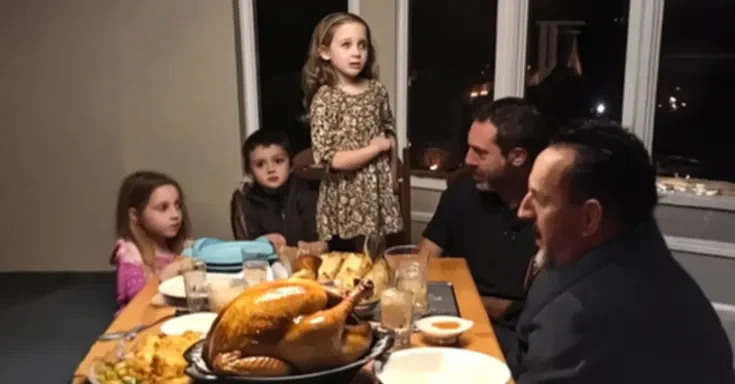 A family having Thanksgiving dinner | Source: Amomama