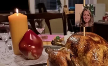 A turkey decorated with a photo on a skewer | Source: Amomama