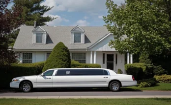 A white limousine parked outside a house | Source: Amomama