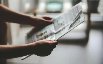 A person holding a newspaper | Source: Pexels