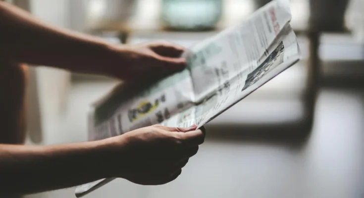 A person holding a newspaper | Source: Pexels