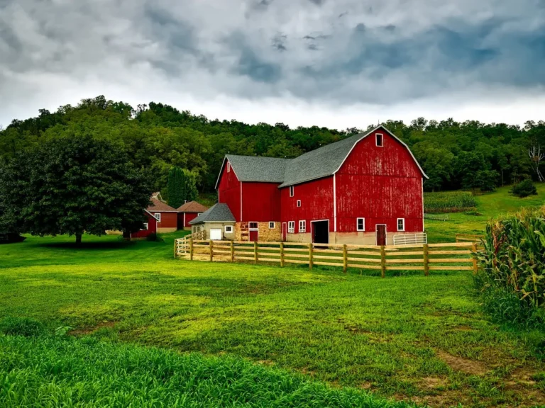 A farmhouse in the fields | Source: Pexels