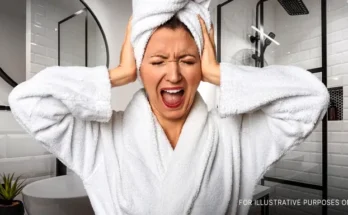 A woman looking frustrated in the shower | Source: Shutterstock