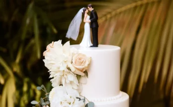 A close-up shot of a wedding cake | Source: Shutterstock