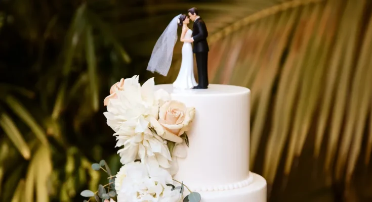 A close-up shot of a wedding cake | Source: Shutterstock