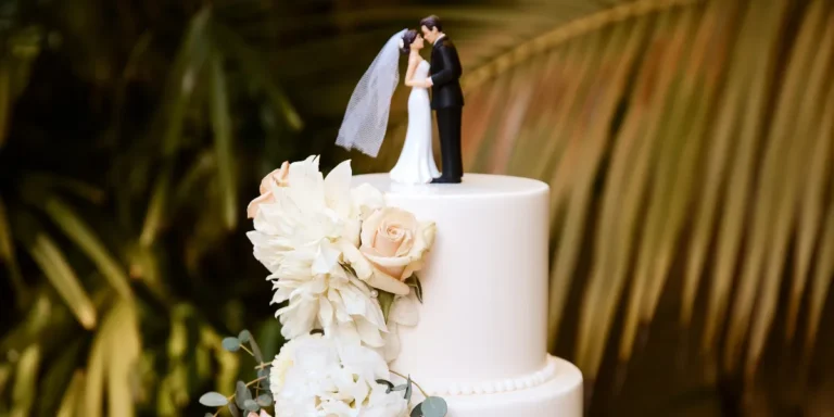 A close-up shot of a wedding cake | Source: Shutterstock