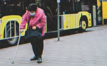 Old lady walking down the street with a cane | Source: Shutterstock