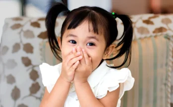 A girl sitting with her face covered | Source: Shutterstock