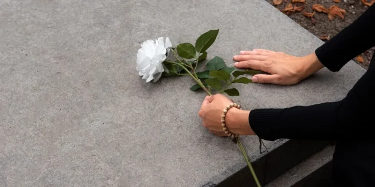 A woman's hand on a tombstone | Source: Freepik