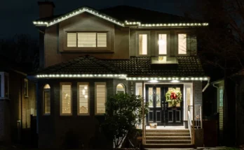 A house with Christmas decorations | Source: Shutterstock