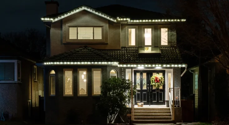 A house with Christmas decorations | Source: Shutterstock