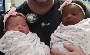 A man holding two newborn babies | Source: AmoMama