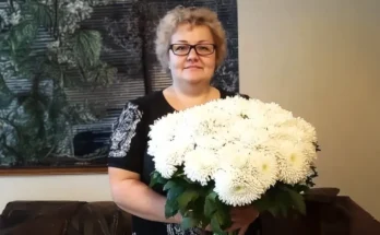 A smiling senior woman holding a bouquet of flowers | Source: AmoMama