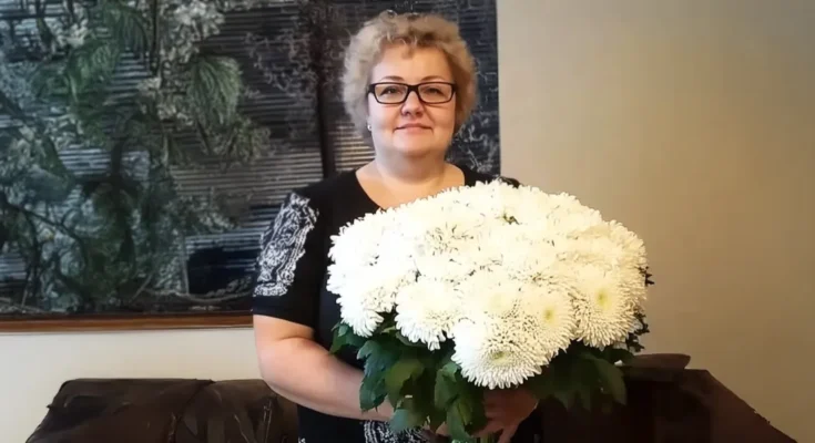 A smiling senior woman holding a bouquet of flowers | Source: AmoMama