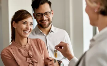 A happy couple accepting a set of keys | Source: Shutterstock