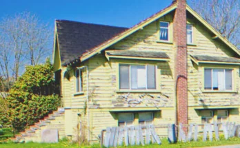 Old house with a front yard | Source: Shutterstock