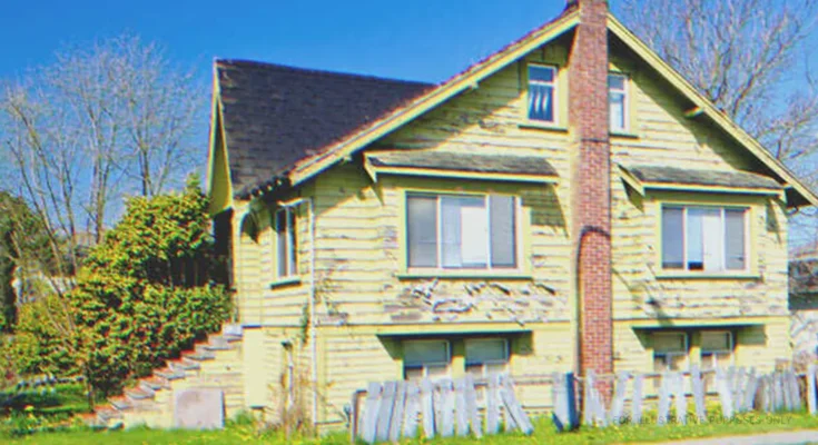 Old house with a front yard | Source: Shutterstock