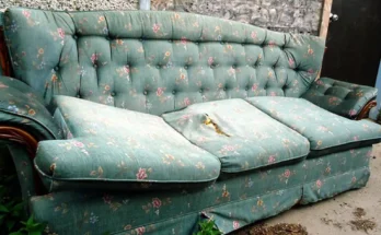 An old floral couch | Source: Flickr